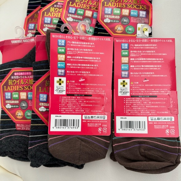 NWT 2 pack Women’s Crew Socks with ruffle trim - Picture 3 of 5